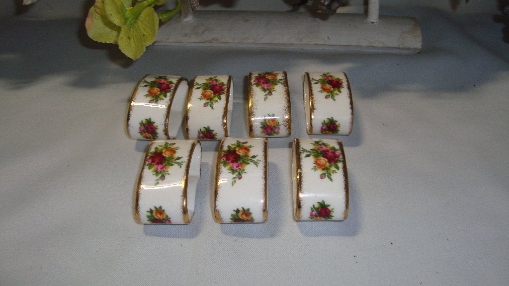 Royal albert old country roses 7 servetringen, Ophalen of Verzenden, Zo goed als nieuw, Porselein, Bord of Schaal