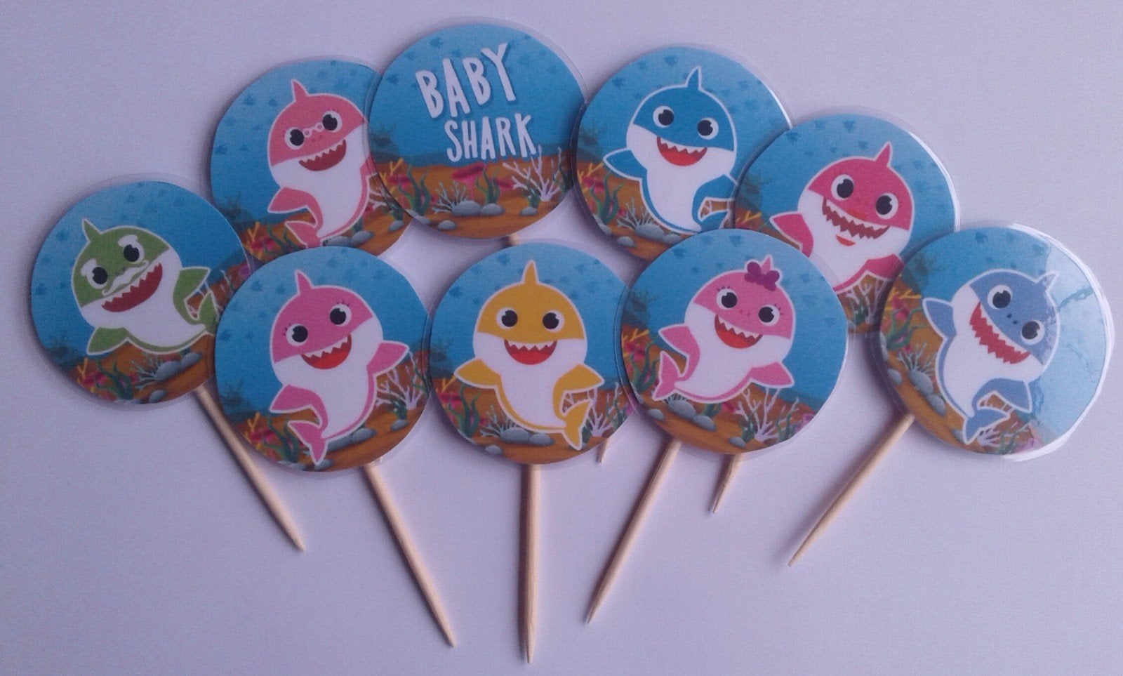 Set van 10 Baby Shark cupcake traktatie prikkers, Ophalen of Verzenden, Nieuw, Versiering, Verjaardag