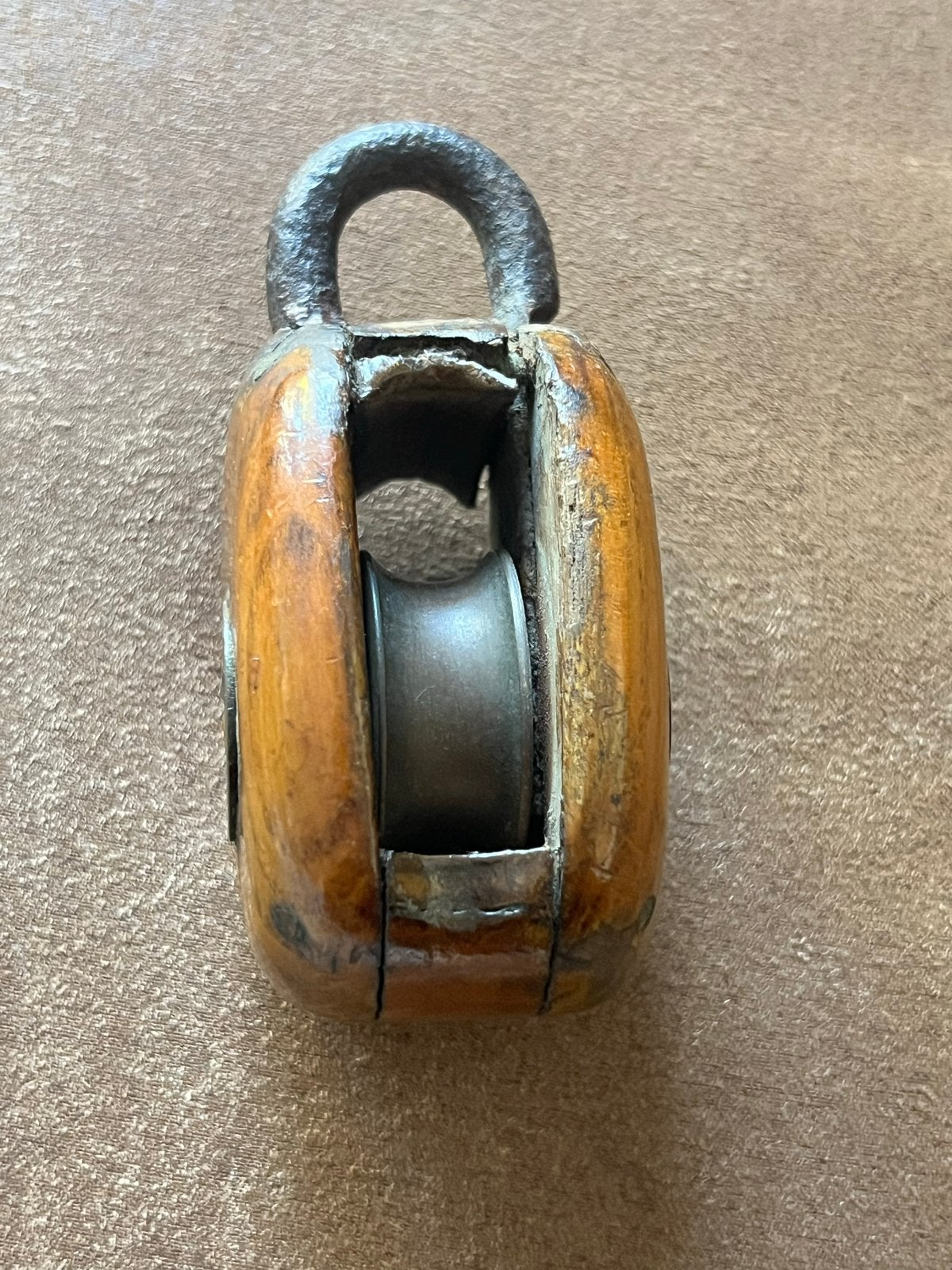 Antieke houten katrol met metalen wiel, Ophalen