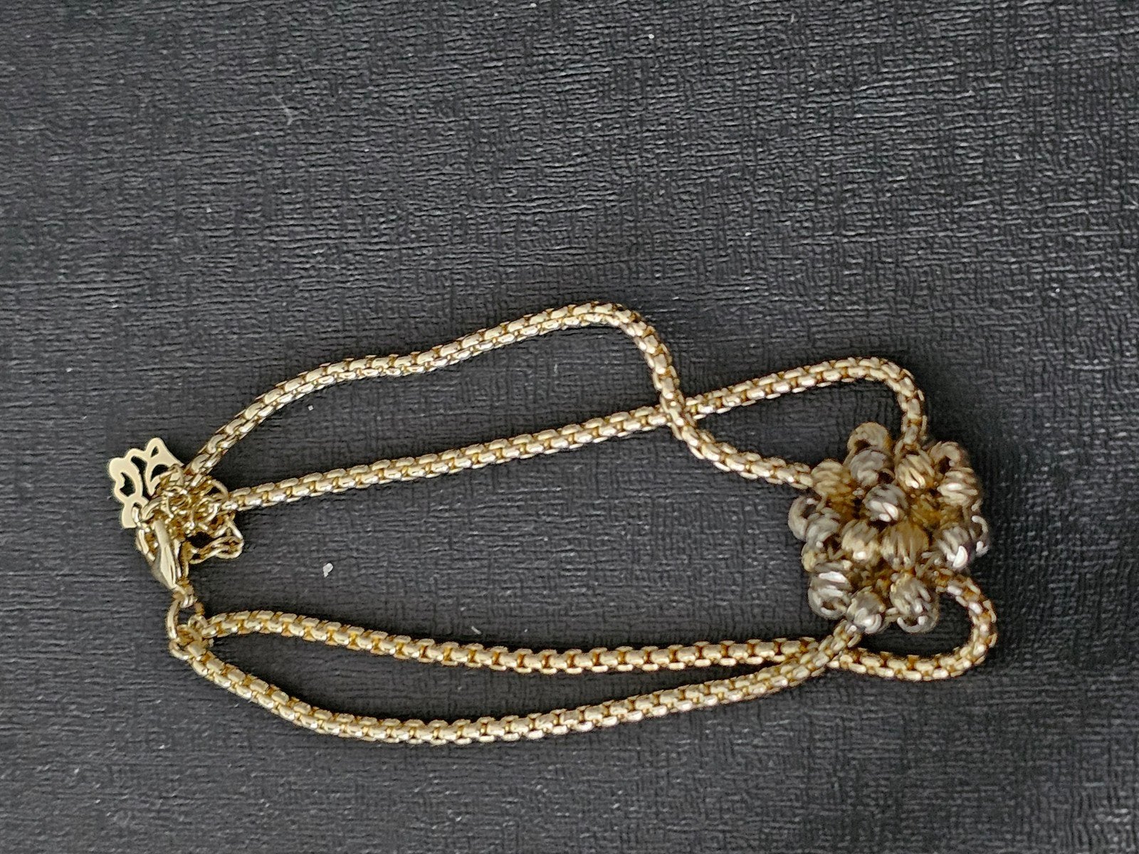 Gouden kleur  armband  met decoratieve hanger, Sieraden, Tassen en Uiterlijk, Armbanden, Ophalen of Verzenden, Nieuw, Goud, Staal