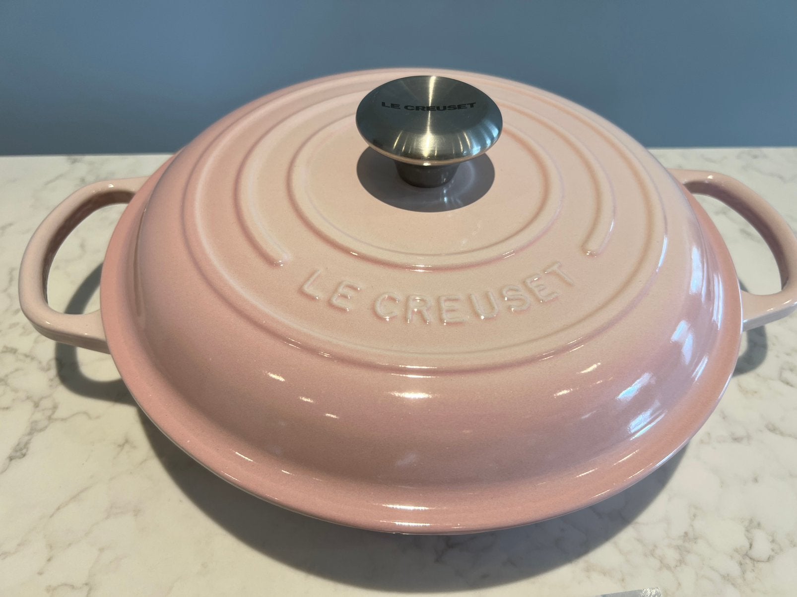 Nieuwe Le Creuset campagnard 26 cm Shell Pink, Huis en Inrichting, Geschikt voor inductie, Nieuw, Le Creuset, Ophalen of Verzenden