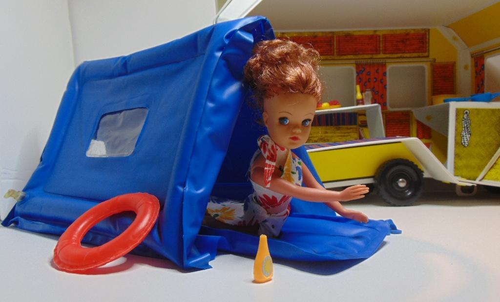 Sindy Barbie opblaas tent met Barbeque en Buggy, Ophalen of Verzenden, Gebruikt, Pop