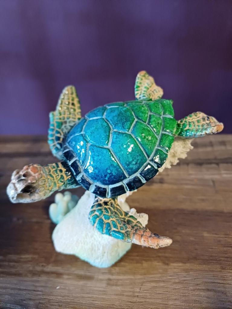 Decoratieve schildpad op koraal - Blauw/Groen, Verzamelen, Dierenverzamelingen, Ophalen of Verzenden, Zo goed als nieuw, Beeldje of Figuurtje