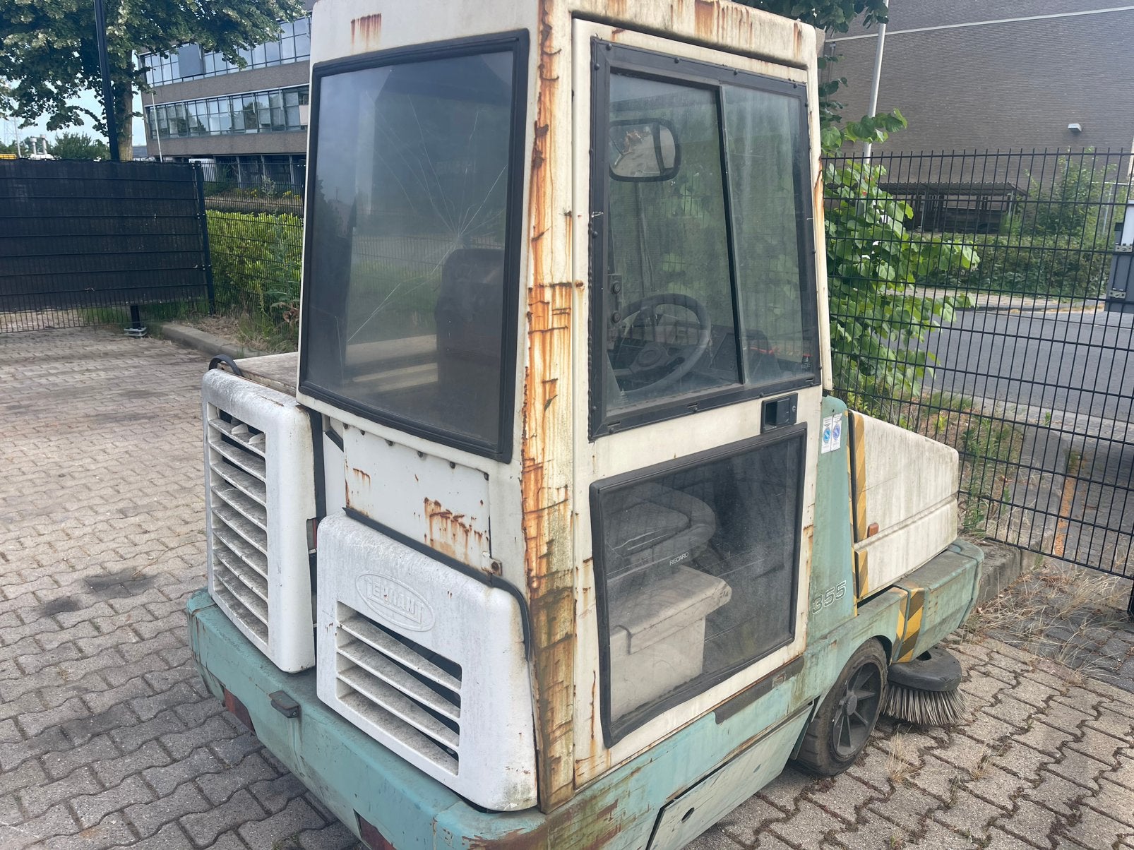 Tennant 355 veegmachine. kubota V1505e, Ophalen of Verzenden, Graafmachine