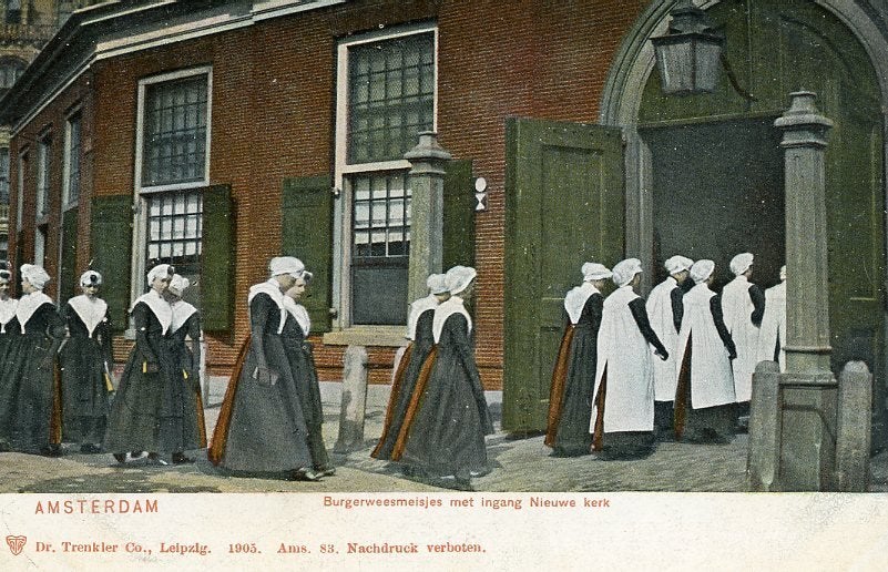 AMSTERDAM – Nieuwe Kerk met Burgerweesmeisjes 1905 (DR070), Verzenden, Voor 1920, Ongelopen, Noord-Holland