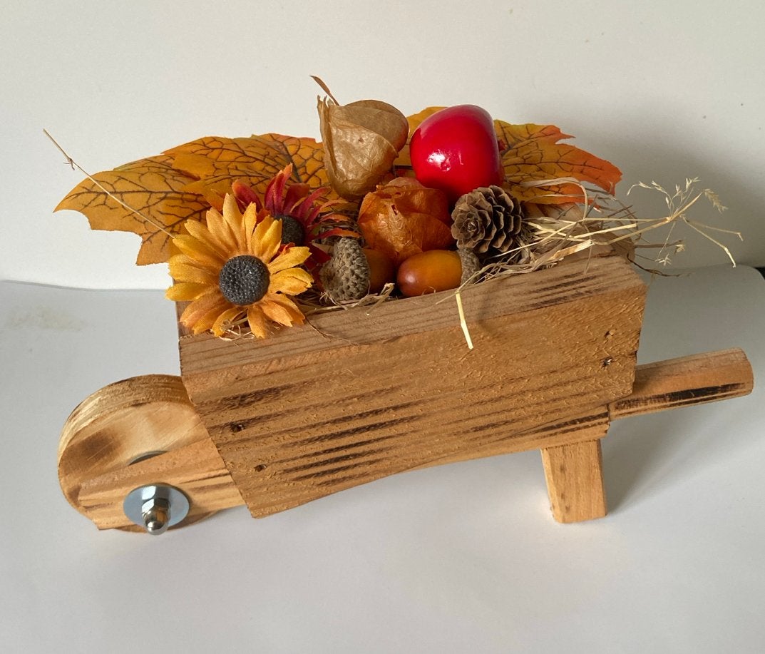 Houten kruiwagentje met herfstversiering., Ophalen of Verzenden, Nieuw