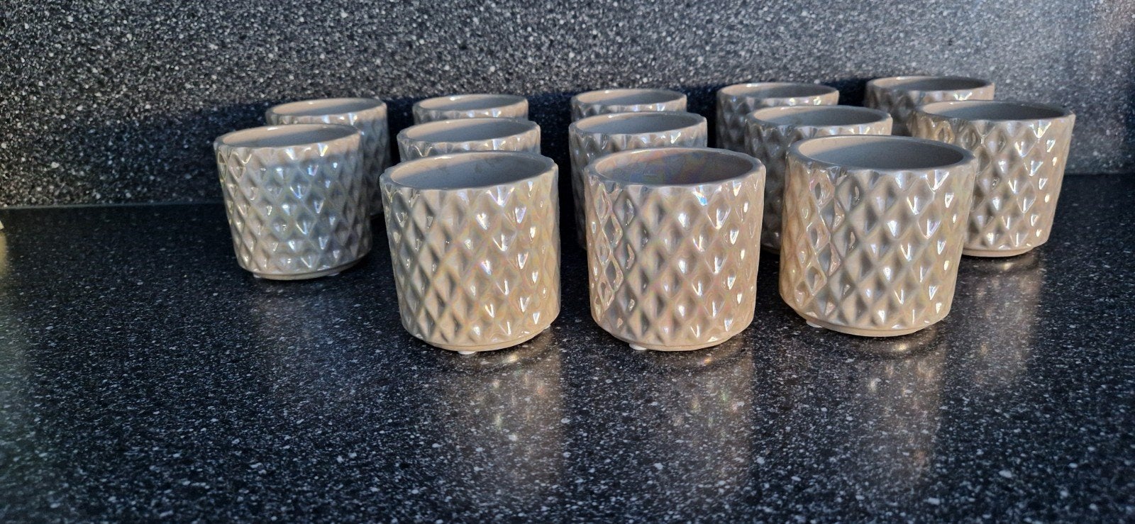13 parelmoerkleurige bloempotjes 7 cm doorsnee, Rond, Ophalen of Verzenden, Aardewerk, Minder dan 40 cm