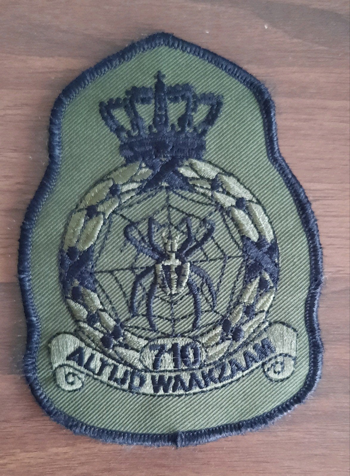 KLu embleem 710 squadron, Verzamelen, Militaria | Algemeen, Verzenden, Luchtmacht, Nederland, Embleem of Badge