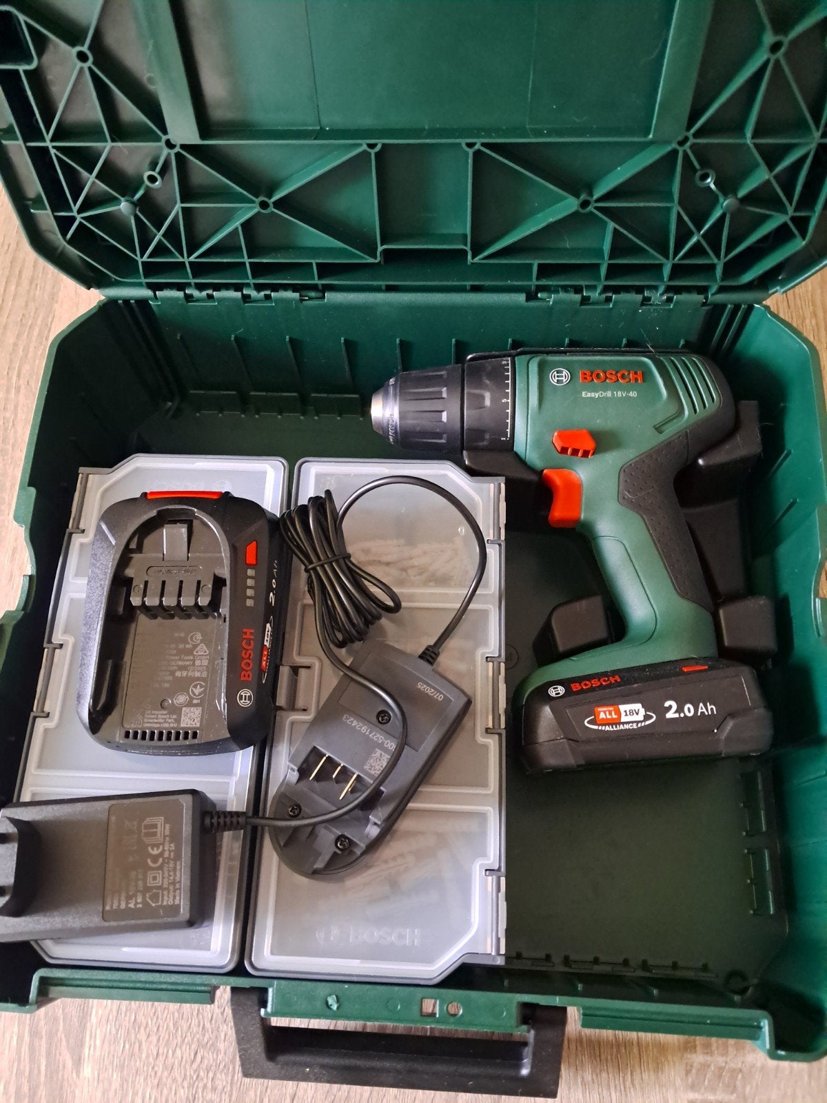 Bosch EasyDrill 18V-40 Accuboormachine met accessoires