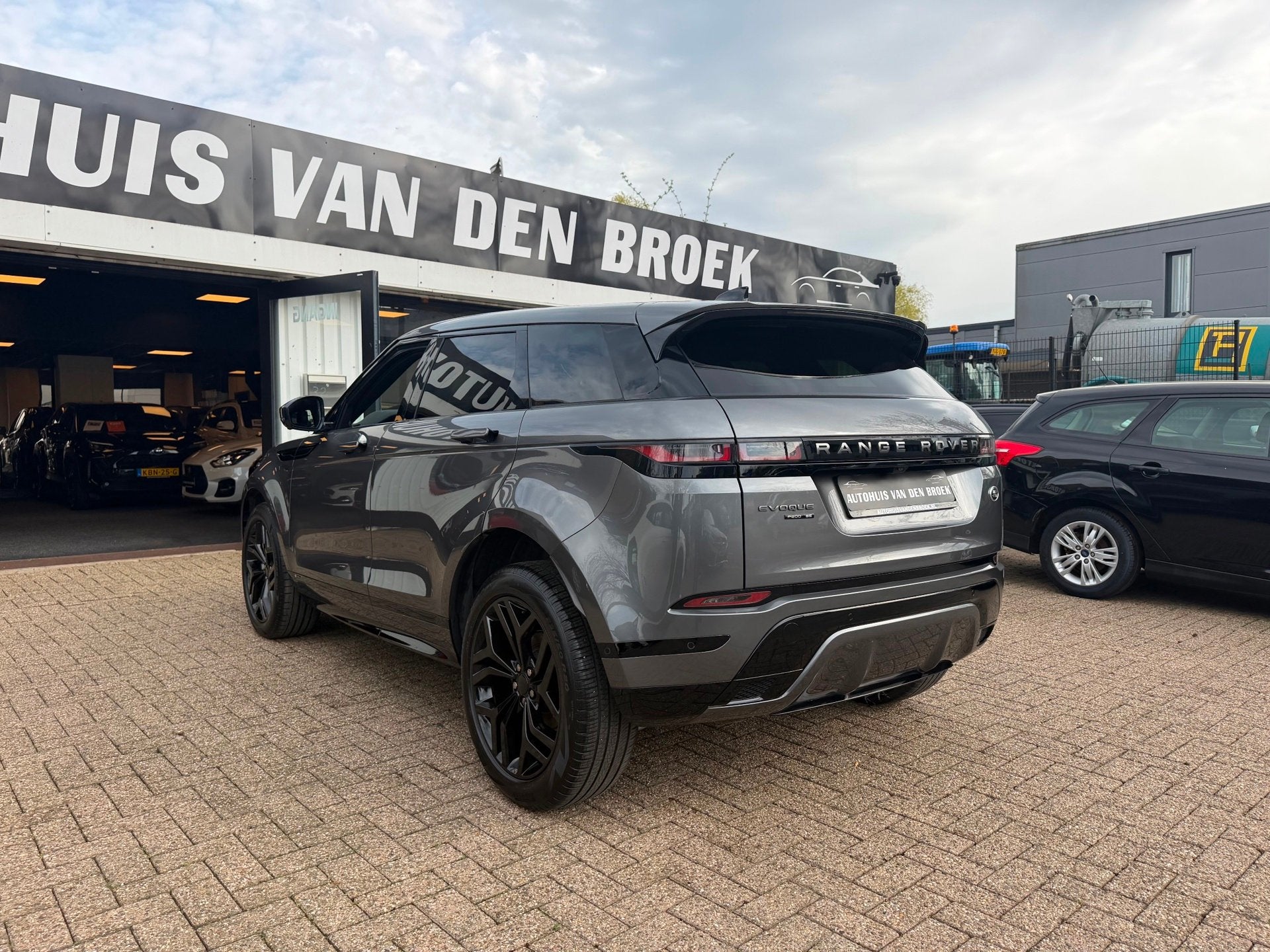 Land Rover Range Rover Evoque 2.0 P200 AWD R-Dynamic|Dealer, Auto's, Gebruikt, Zwart, 4 cilinders, Adaptive Cruise Control