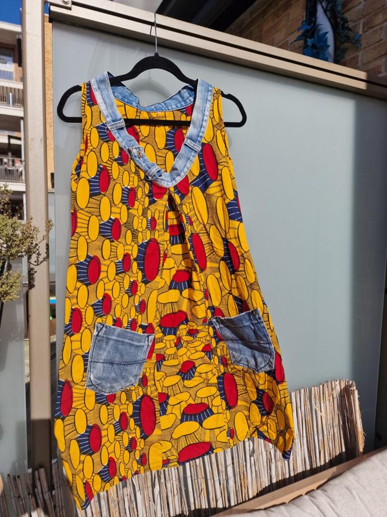 Unieke jurk met Afrikaanse print en denim details, Maat 38/40 (M), Geel, Ophalen of Verzenden, Gedragen