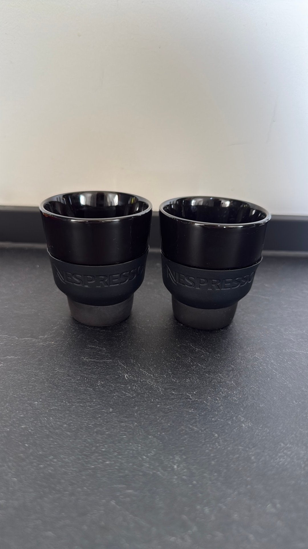 2x Nespresso Touch mokken Espresso zwart, Ophalen of Verzenden, Zo goed als nieuw, Overige stijlen, Kop(pen) en/of Schotel(s)