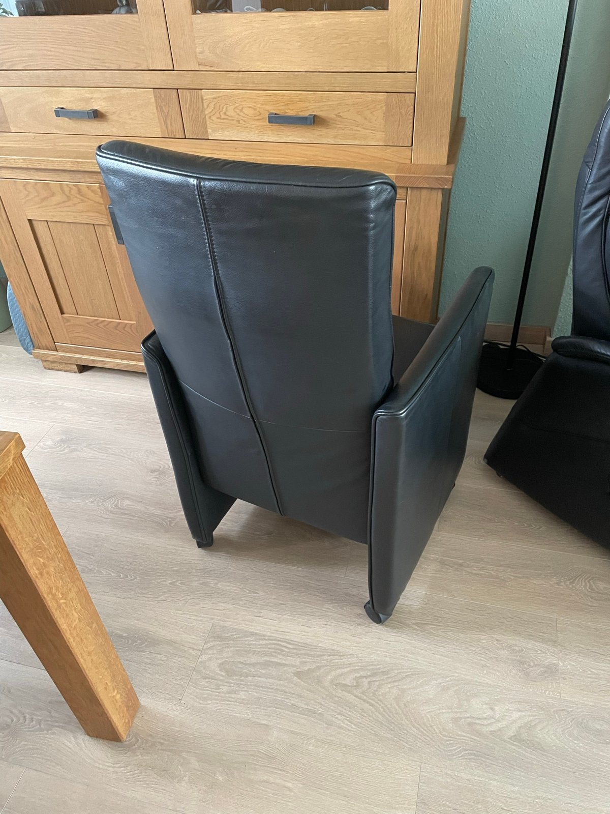 Eiken tafel en zwarte leren eetkamerstoelen, Ophalen, Gebruikt, Twee, Zwart