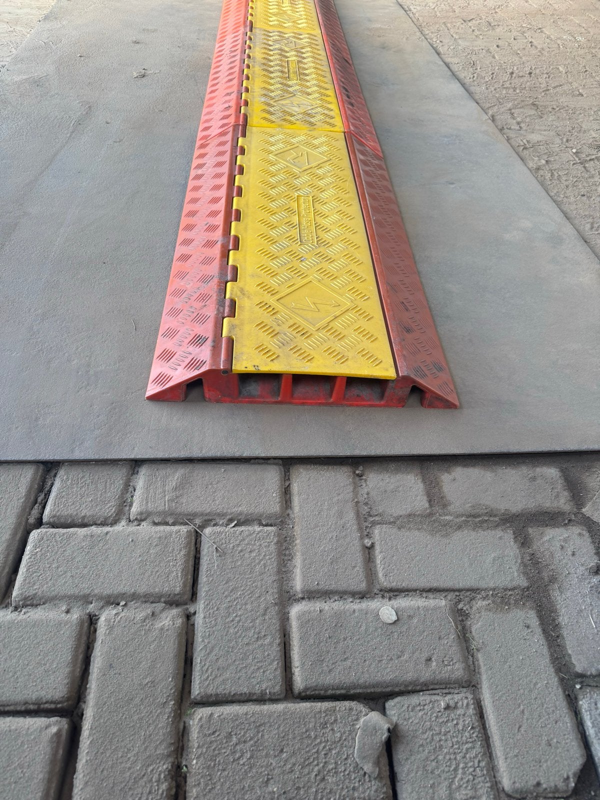 Te huur Kabelgoot / Kabelbrug - Rood/Geel, Ophalen, Gebruikt