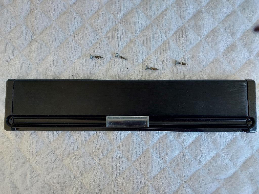 Axa brievenbusklep zwart met brievenbusborstel, Tuin en Terras, Brievenbussen, Ophalen of Verzenden, Gebruikt, Aluminium, Brievenbusklep