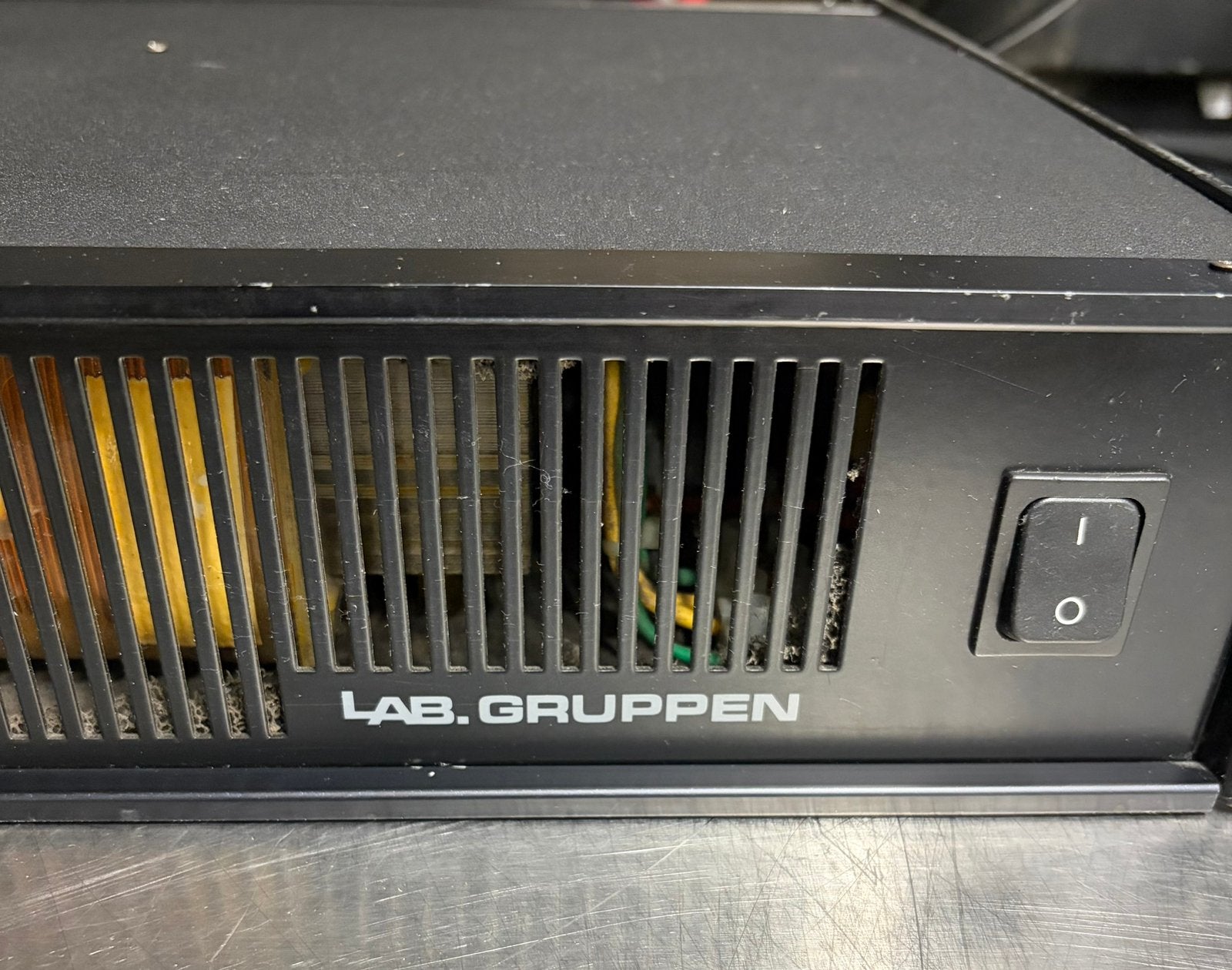 LAB Gruppen LAB 1000 professionele eindversterker / PA, Ophalen, Gebruikt, 500 tot 1000 watt, P.A.