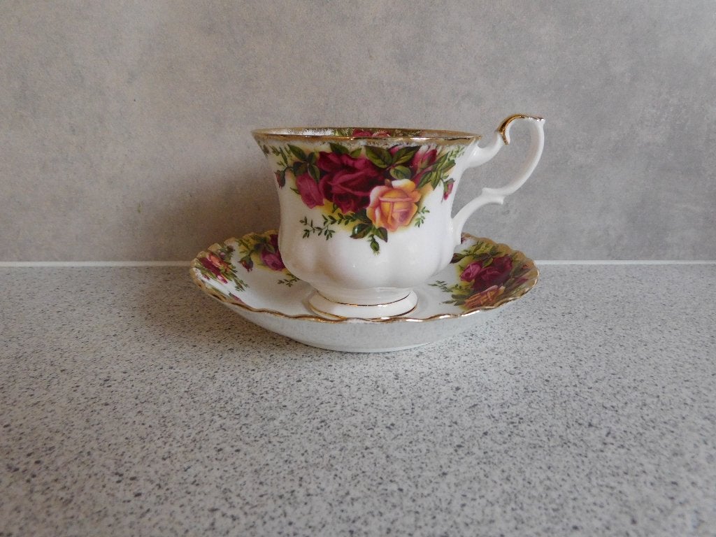 Kop en Schotel Fine Bone China Country Rose Royal Albert, Ophalen of Verzenden, Zo goed als nieuw, Porselein, Kop en/of schotel
