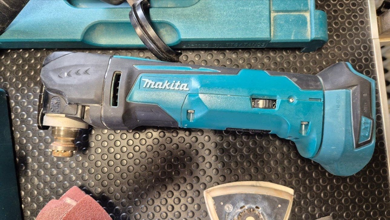 Makita DTM41 Multitool 14,4V met accessoires, Ophalen, Gebruikt