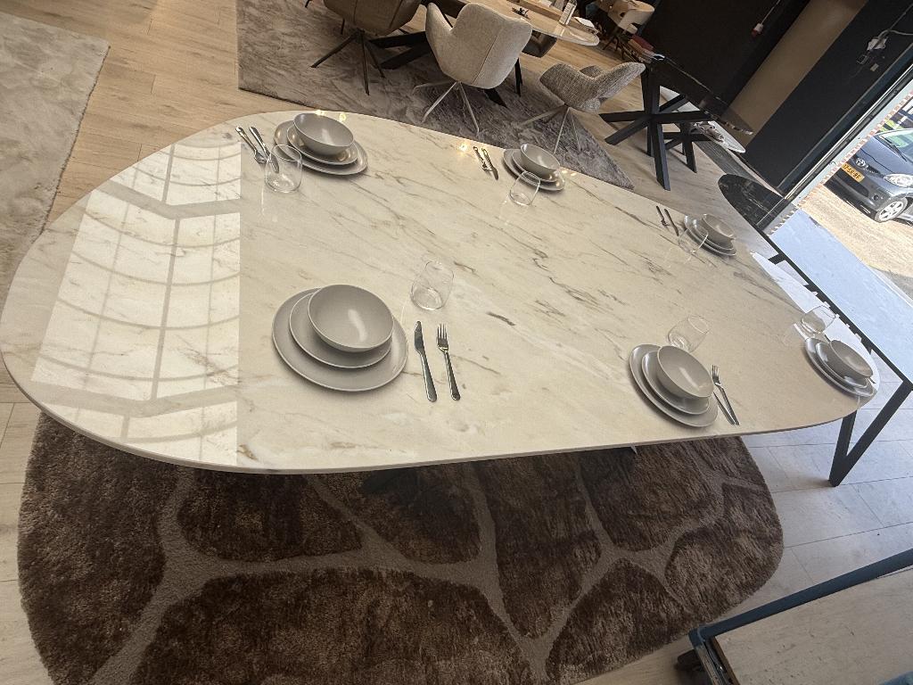 Unieke Eettafel Portugees Marmer 270x130 Actie €1299