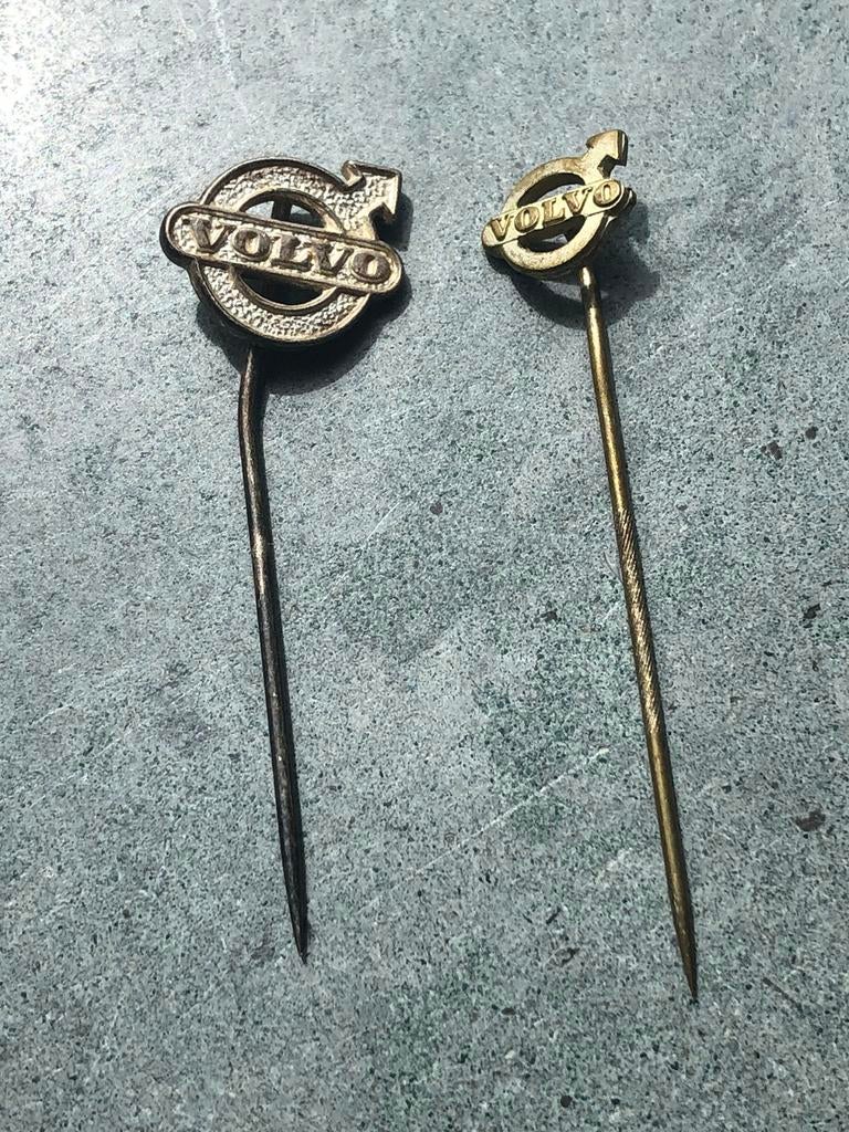 2 oude Volvo speldjes (ook los te koop), Ophalen of Verzenden, Gebruikt, Merk, Speldje of Pin