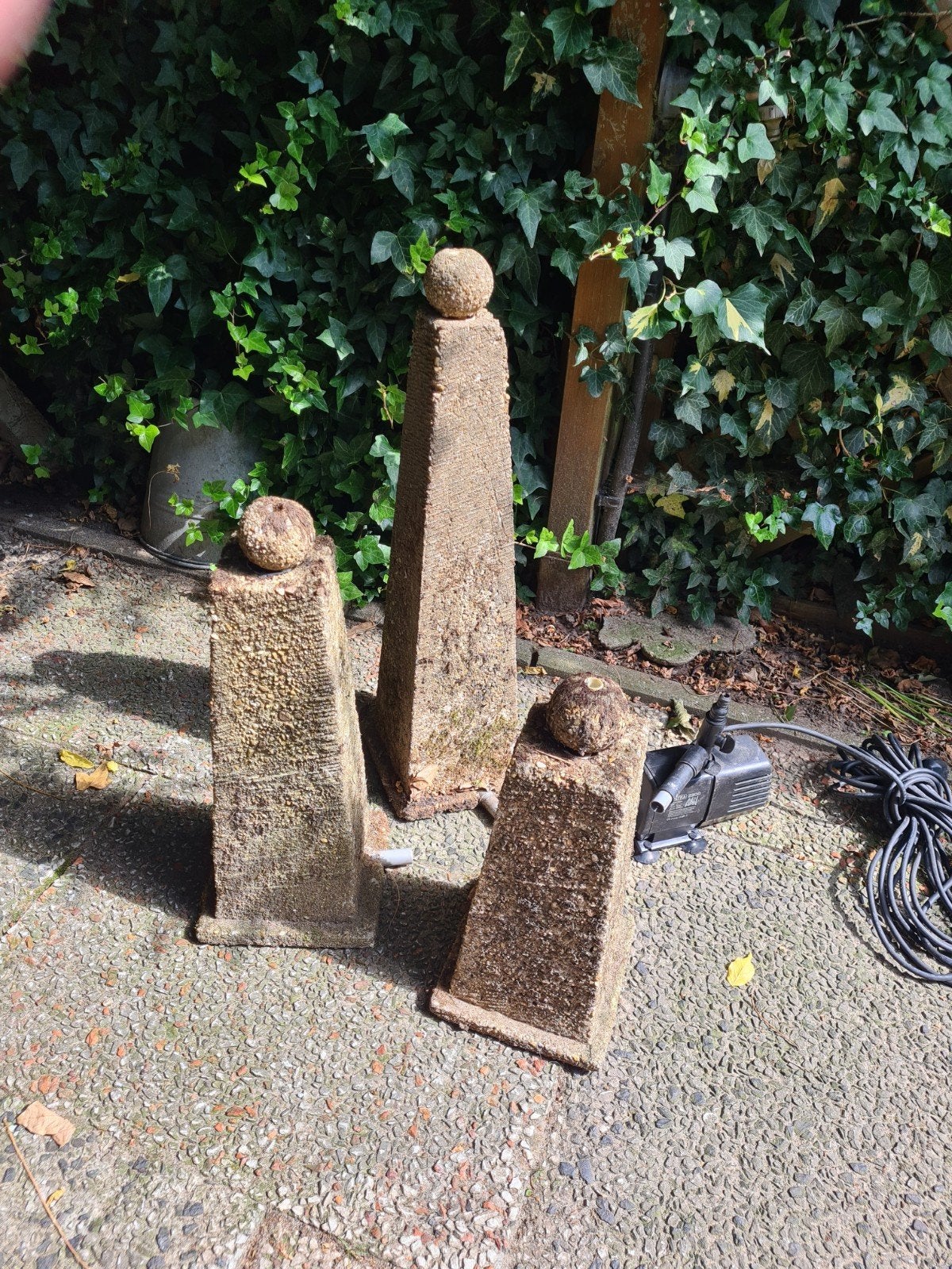 Borrestenen pilaren met vijverpomp Libelle, Ophalen