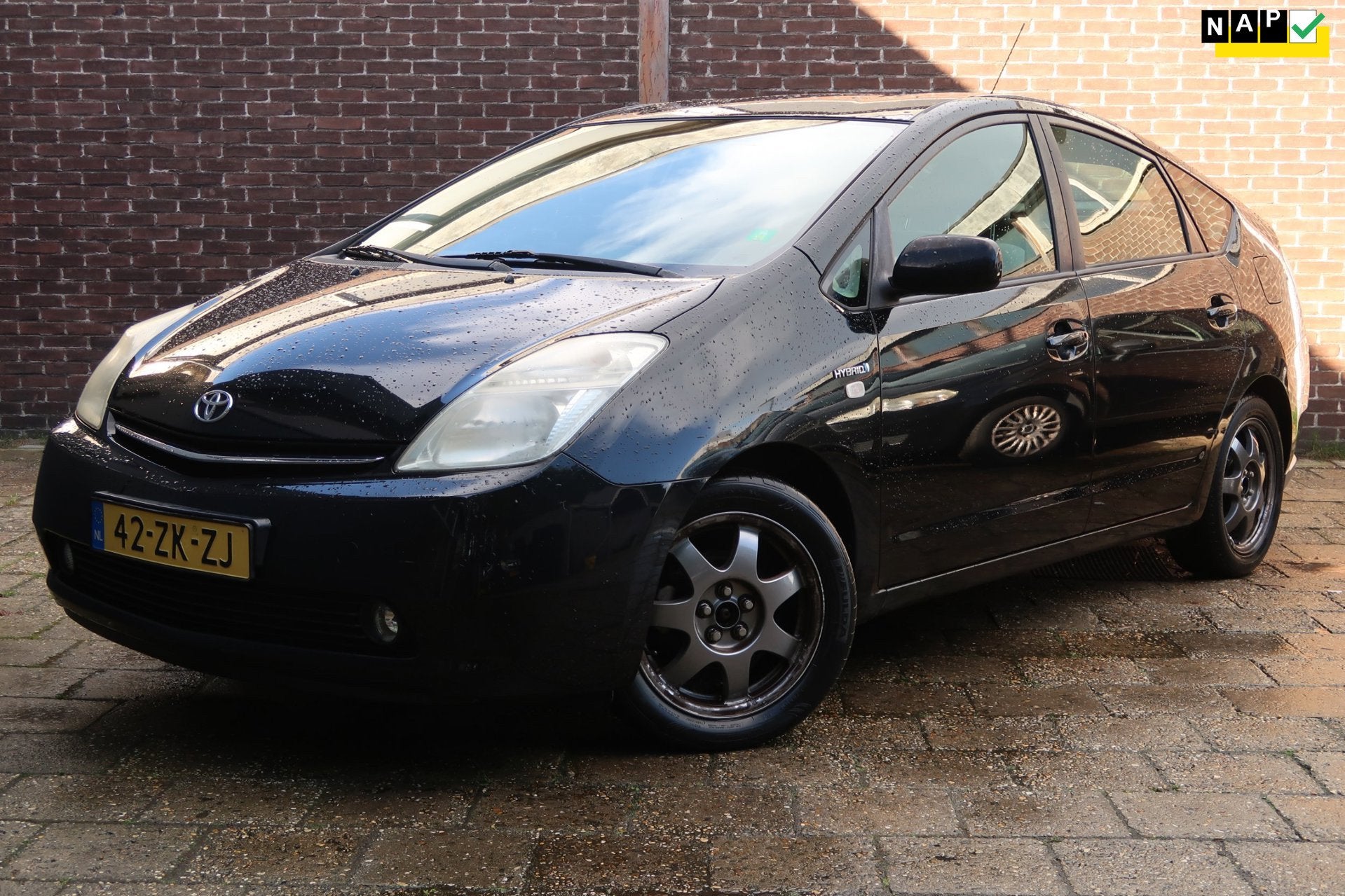 Toyota Prius 1.5 VVT-i Tech Edition *Rijklaarprijs *2e Eigen, Dealer onderhouden, Gebruikt, Zwart, 4 cilinders