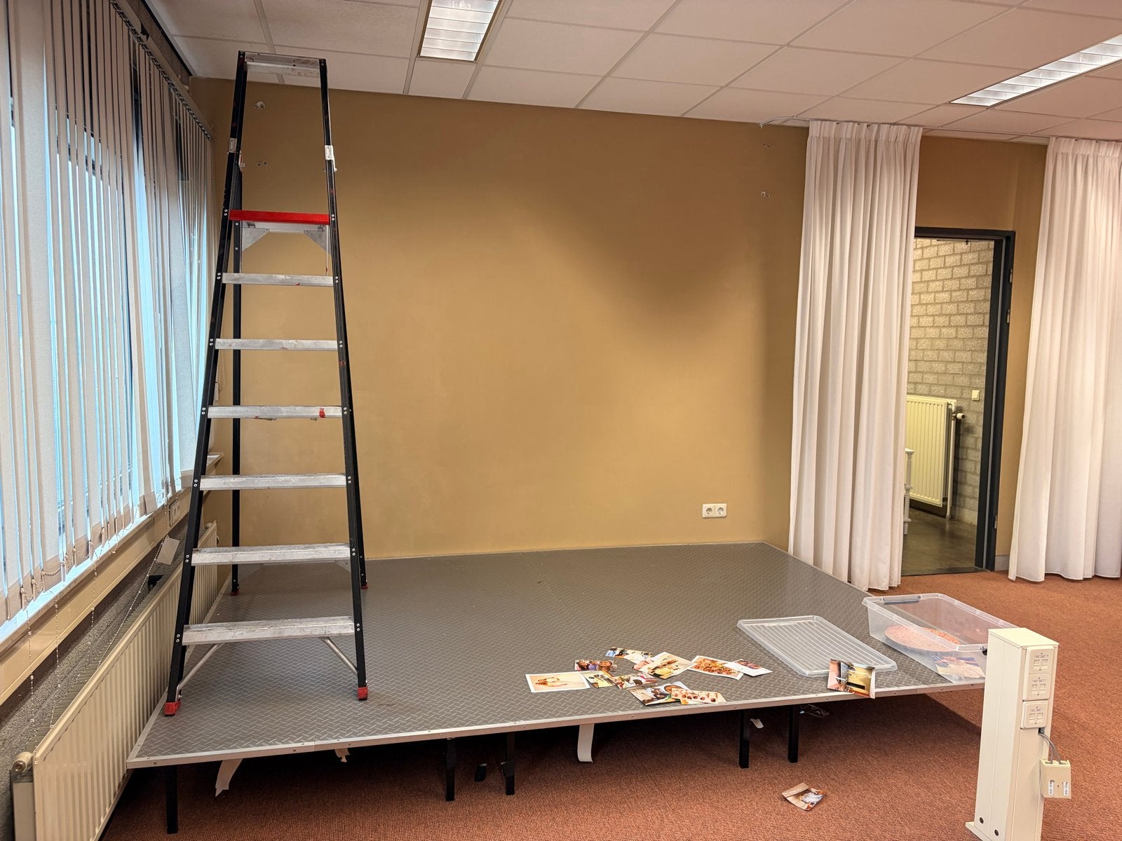 Podium met verlichting, Ophalen, Gebruikt