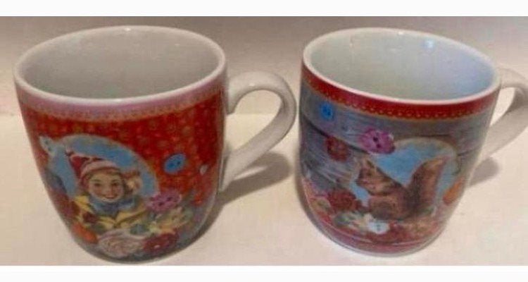 2 Mokken van AH: 1x Eekhoorn/1x Meisje met bloemen. H.7,5 cm, Ophalen of Verzenden, Zo goed als nieuw, Albert Heijn, Overige stijlen