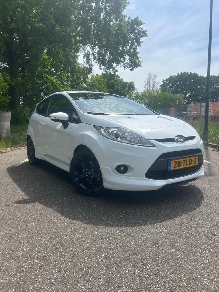 Ford Fiësta 1.6 Metal, 135 pk, 4 cilinders, Wit, Handgeschakeld