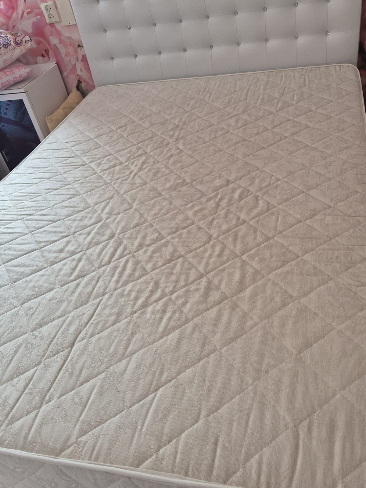 Boxspring met matras, rookvrij en huisdiervrij, Wit, Tweepersoons, Zo goed als nieuw, 200 cm