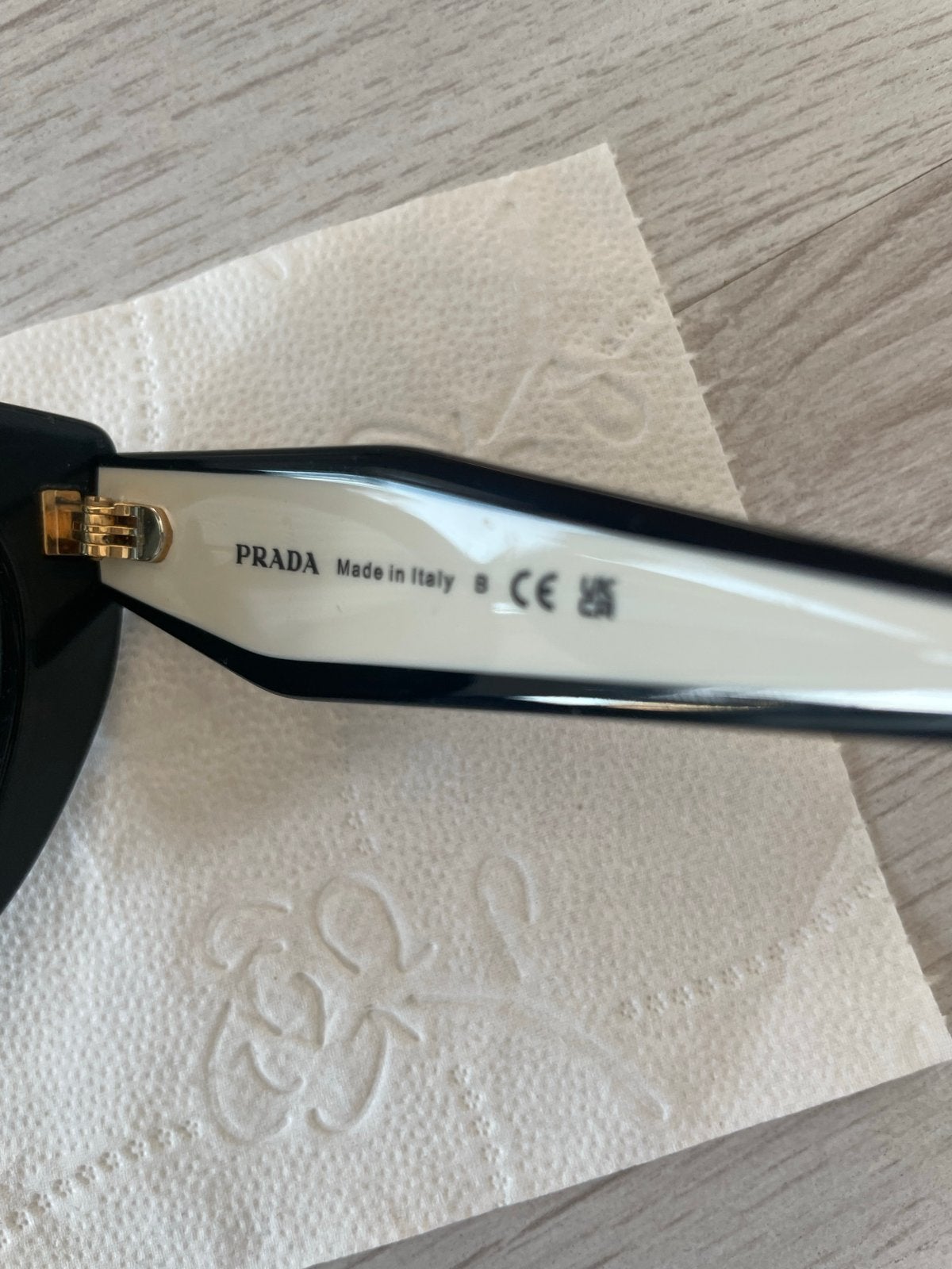 Prada Zonnebril Zwart/Wit - Made in Italy//BON aanwezig Bon, Ophalen, Zonnebril, Prada, Zwart