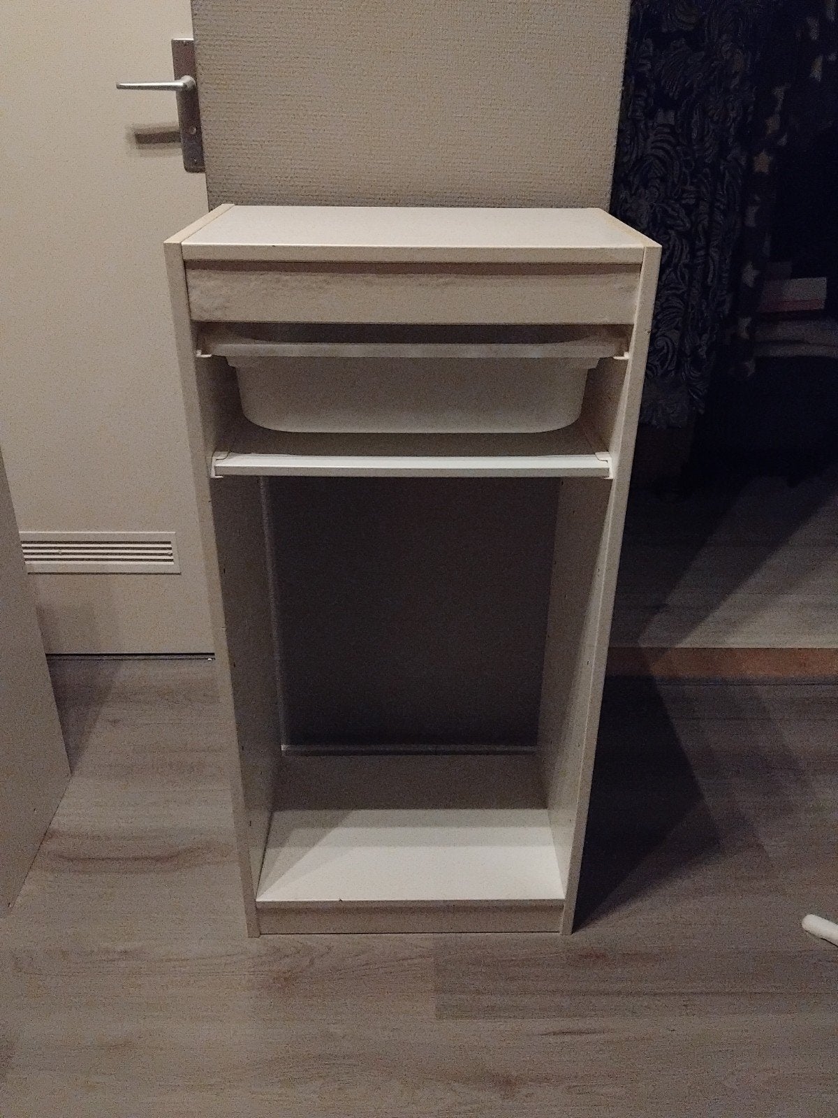 IKEA Trofast kastje met bakje en plankje - wit, Kinderen en Baby's, Kinderkamer | Commodes en Kasten, Ophalen, Gebruikt, Minder dan 50 cm