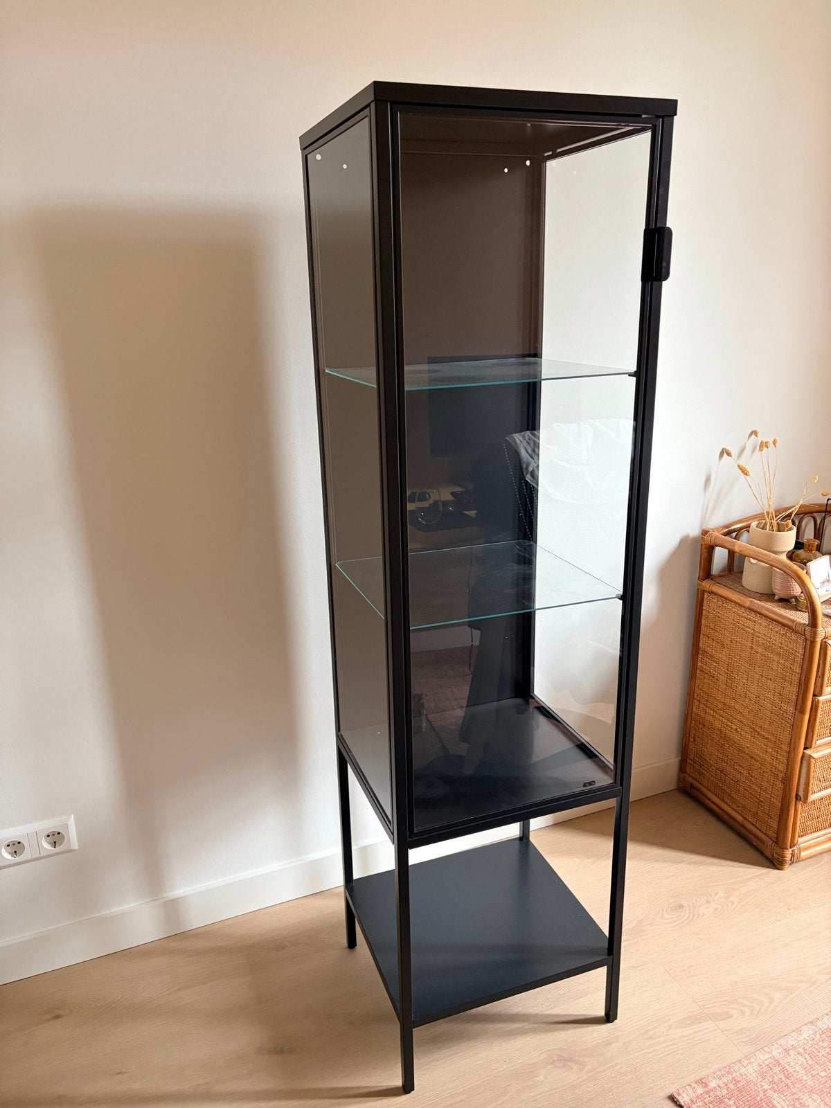 Zwarte vitrinekast met glazen planken (IKEA RUDSTA), Ophalen, 50 tot 100 cm, Zo goed als nieuw, Metaal
