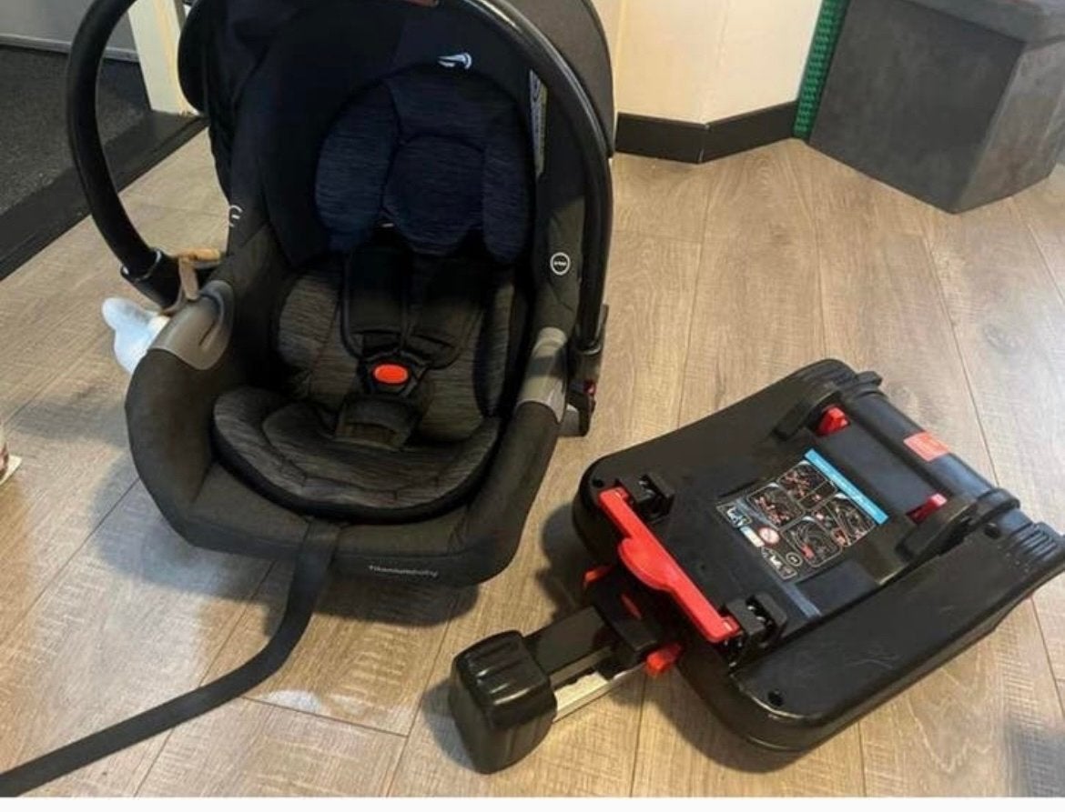 Titaniumbaby autostoel met isofixbase zeer nette staat, Autogordel of Isofix, Zijbescherming, Zo goed als nieuw, 0 t/m 13 kg