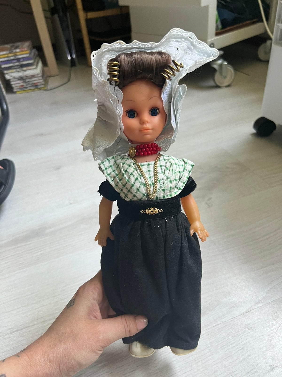 Zeeuwse vintage pop, Verzamelen, Poppen, Verzenden, Zo goed als nieuw, Pop