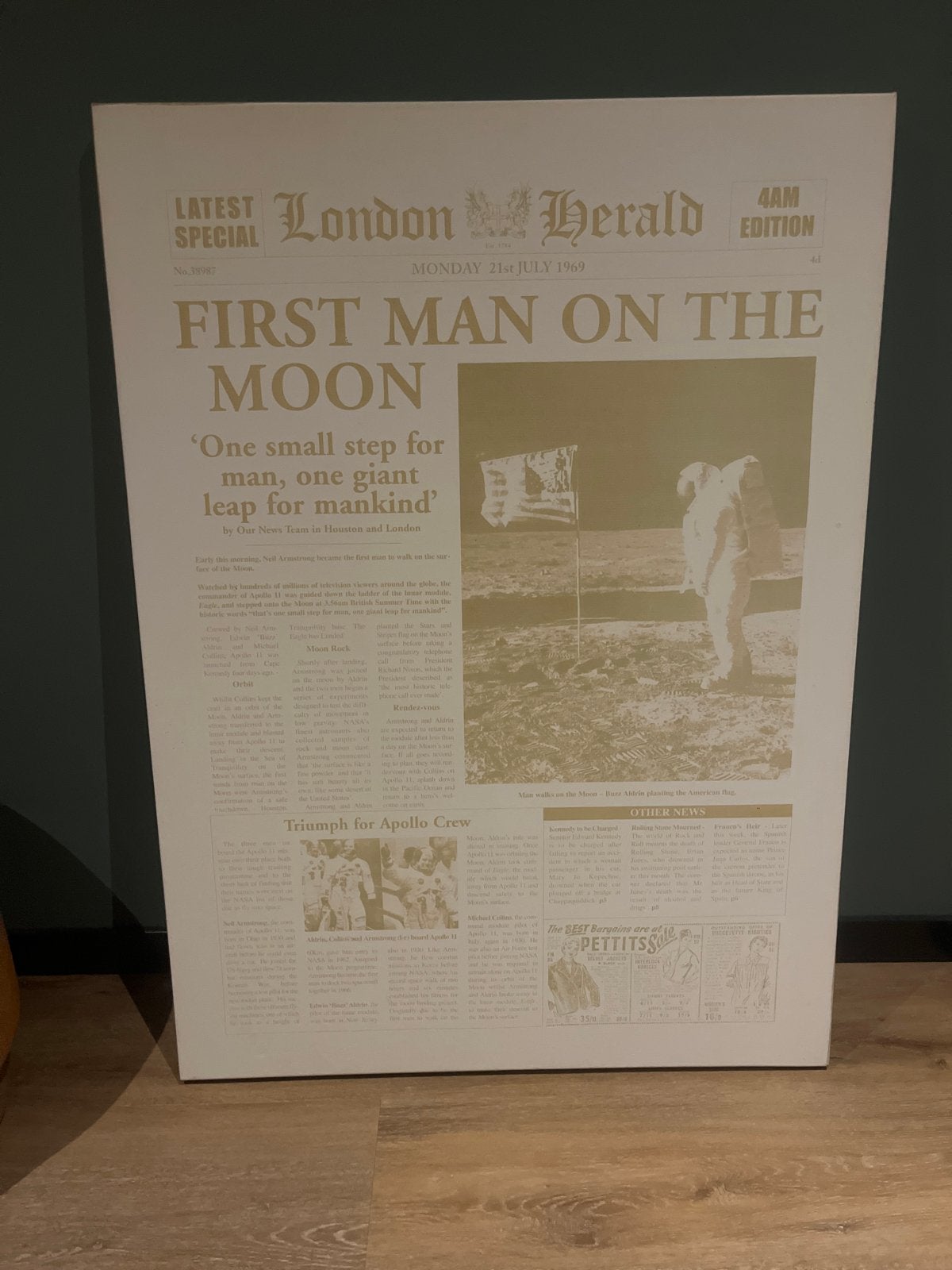 London Herald 'First Man on the Moon' Canvas, Ophalen, 75 – 100, 50 tot 75 cm, Print