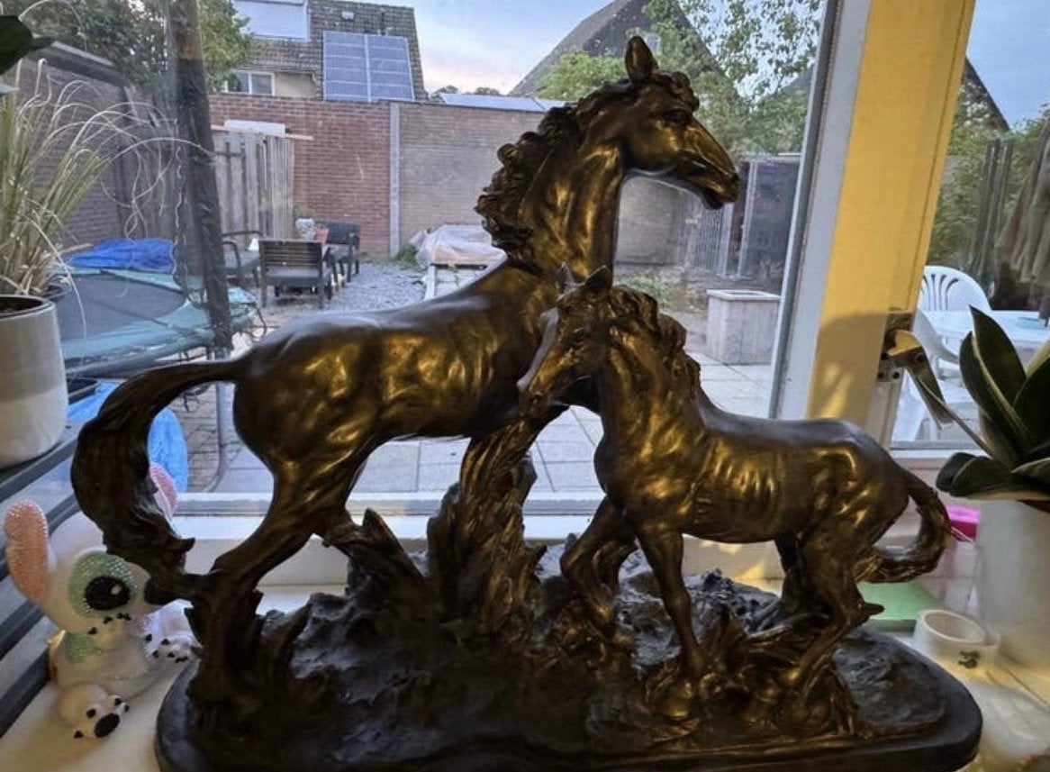 sculptuur van een paard met een veulen, Antiek en Kunst, Kunst | Beelden en Houtsnijwerken, Ophalen