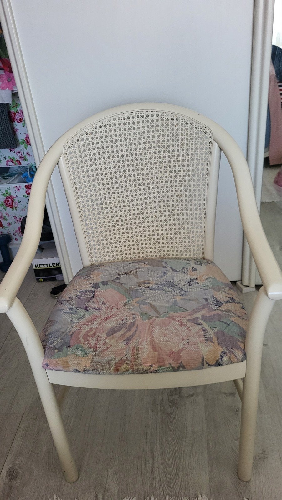 Vintage rotan stoel met bloemenprint kussen, Ophalen of Verzenden
