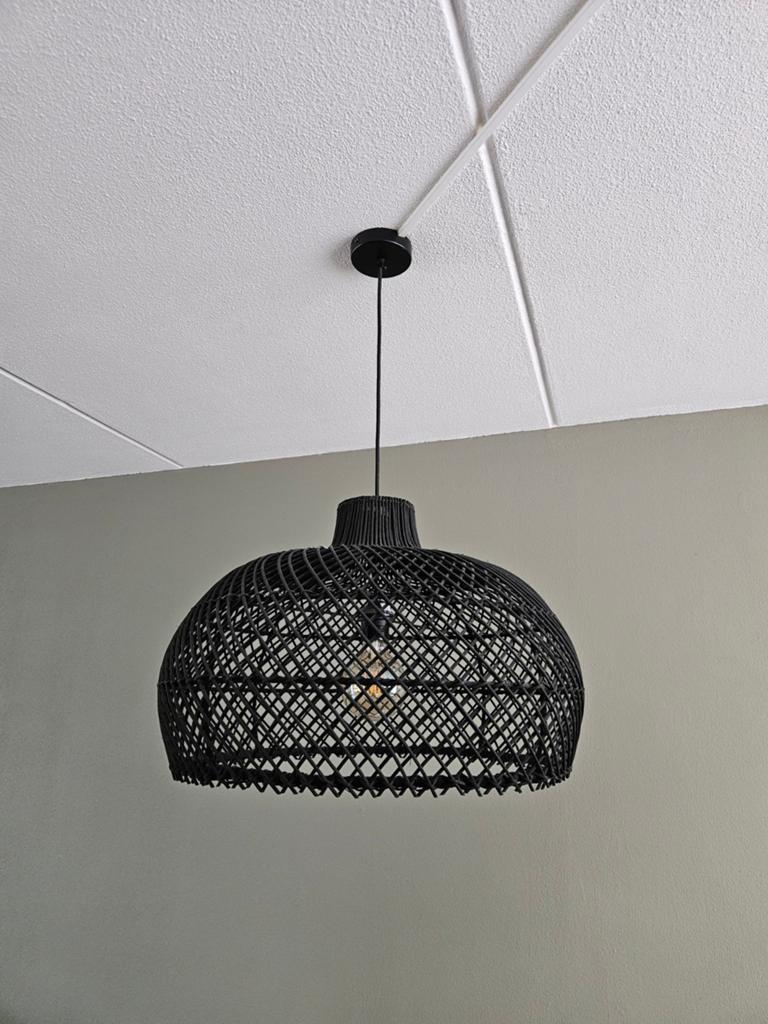 Raw Materials Hanglamp Zwart Rotan XL - 56 cm, Huis en Inrichting, Lampen | Hanglampen, Overige materialen, 50 tot 75 cm, Ophalen of Verzenden