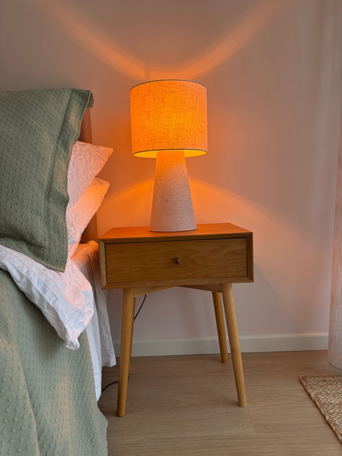 Nachtkastjes van JYSK met lampen van Kwantum, Ophalen, Minder dan 45 cm, 55 tot 70 cm, Zo goed als nieuw