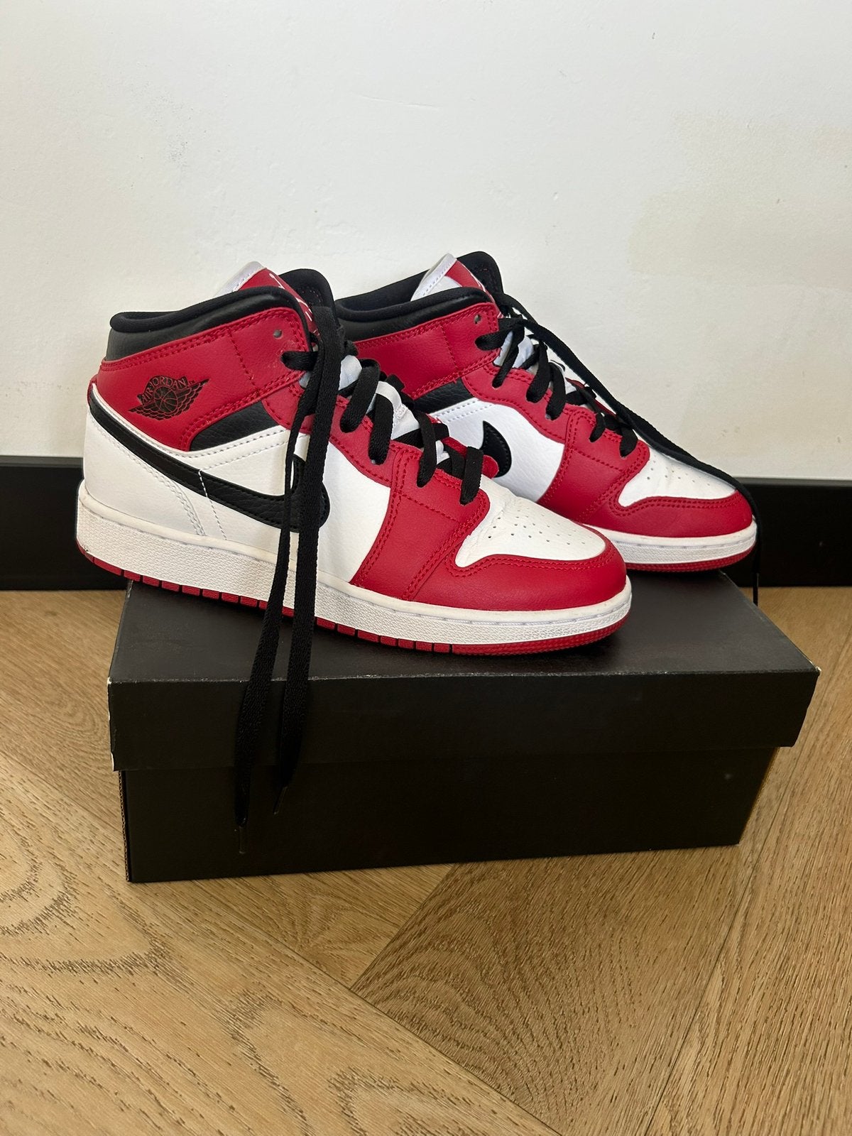 Nike air jordan mid 1, Kleding | Dames, Schoenen, Verzenden, Sneakers of Gympen, Gedragen, Rood
