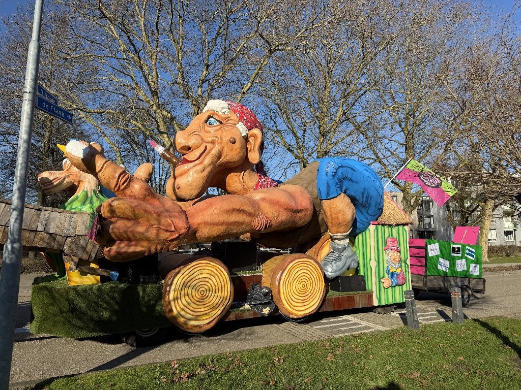Carnavalswagen 13,5 meter – “Uit ut juiste hout gesneden”, Ophalen, Gebruikt, Overige typen, Carnaval