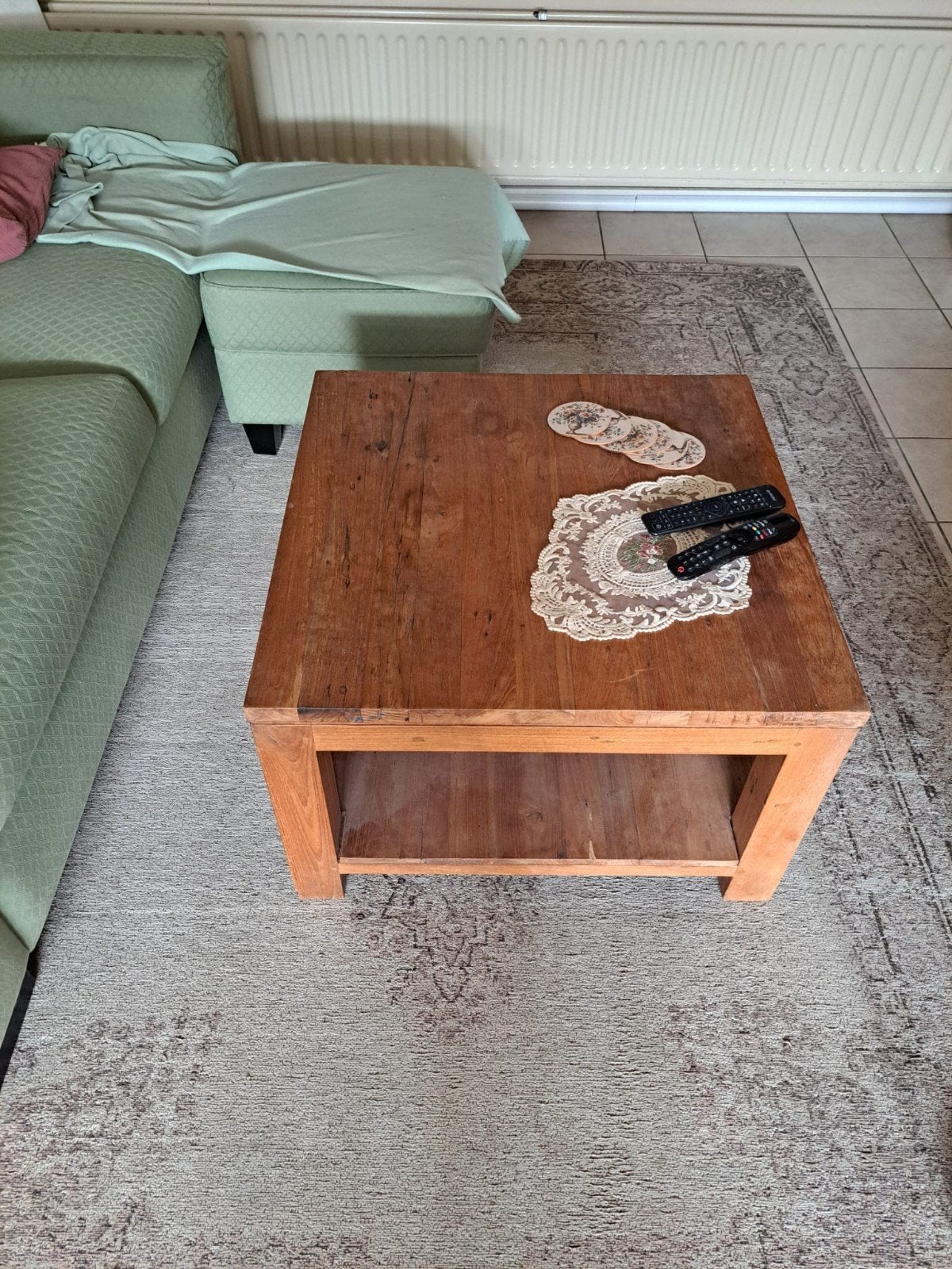 Robuuste houten salontafel met opbergruimte, Huis en Inrichting, Tafels | Salontafels, Ophalen, Gebruikt, 50 tot 100 cm, Vierkant
