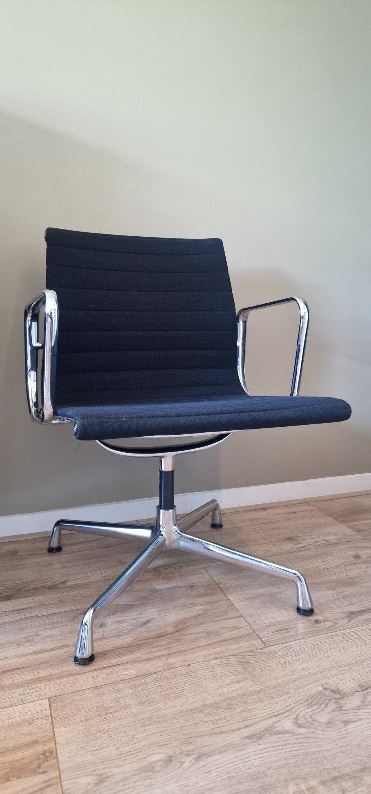 Vitra EA 107, Ophalen, Gebruikt, Zwart, Metaal