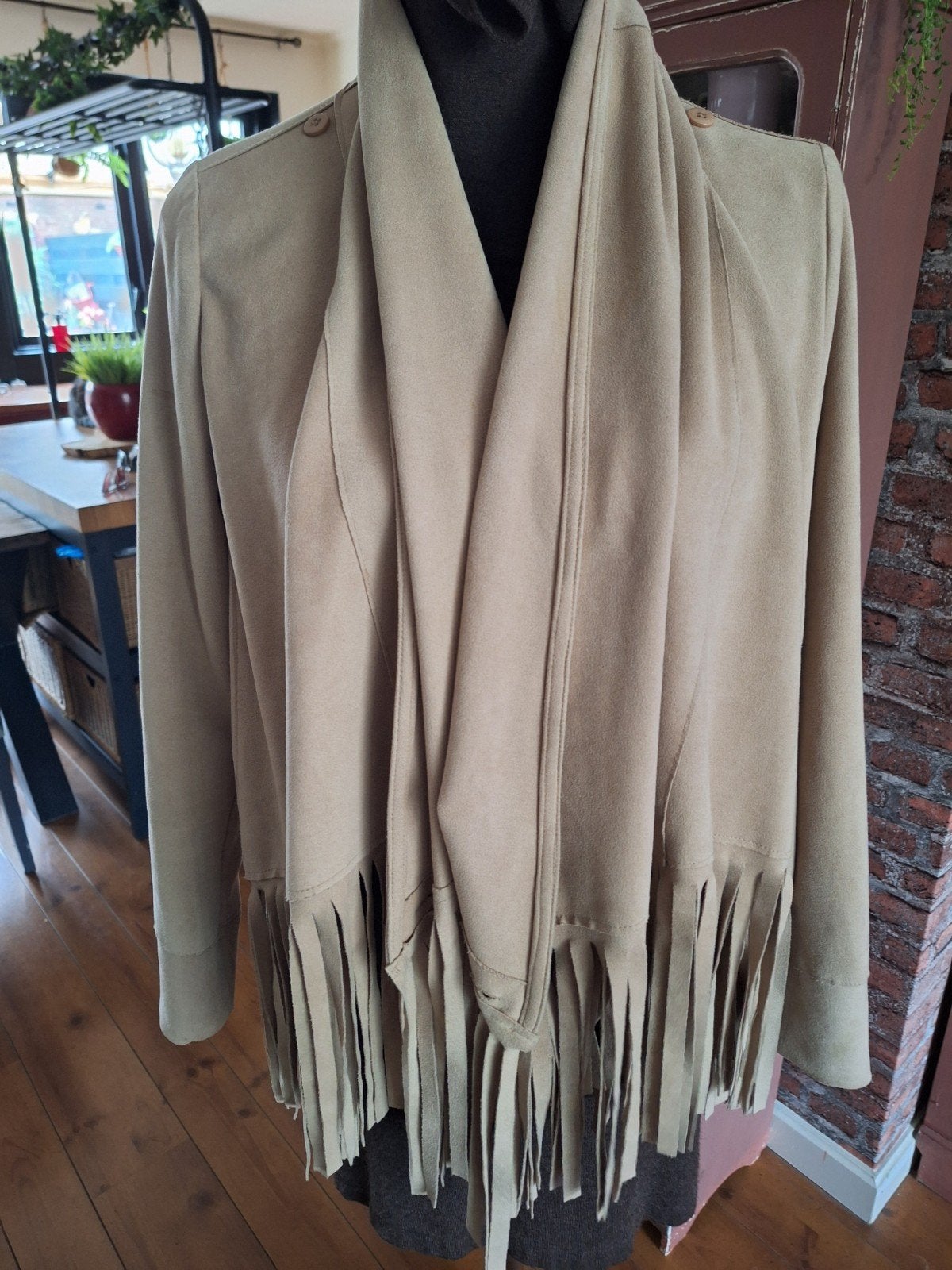 Suedine vest jas met franjes maat m ambika, Ophalen of Verzenden, Gedragen, Maat 38/40 (M), Beige
