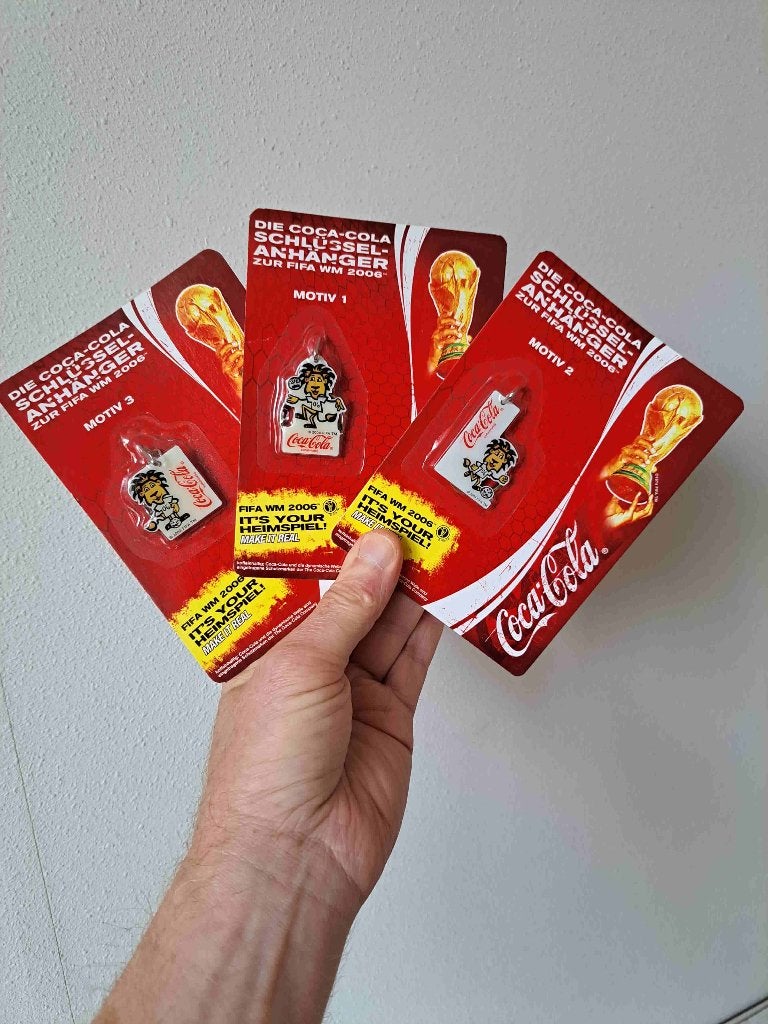 Set 3 stuks Coca Cola sleutelhangers voetballen Fifa WM 2006, Ophalen of Verzenden, Nieuw, Gebruiksvoorwerp