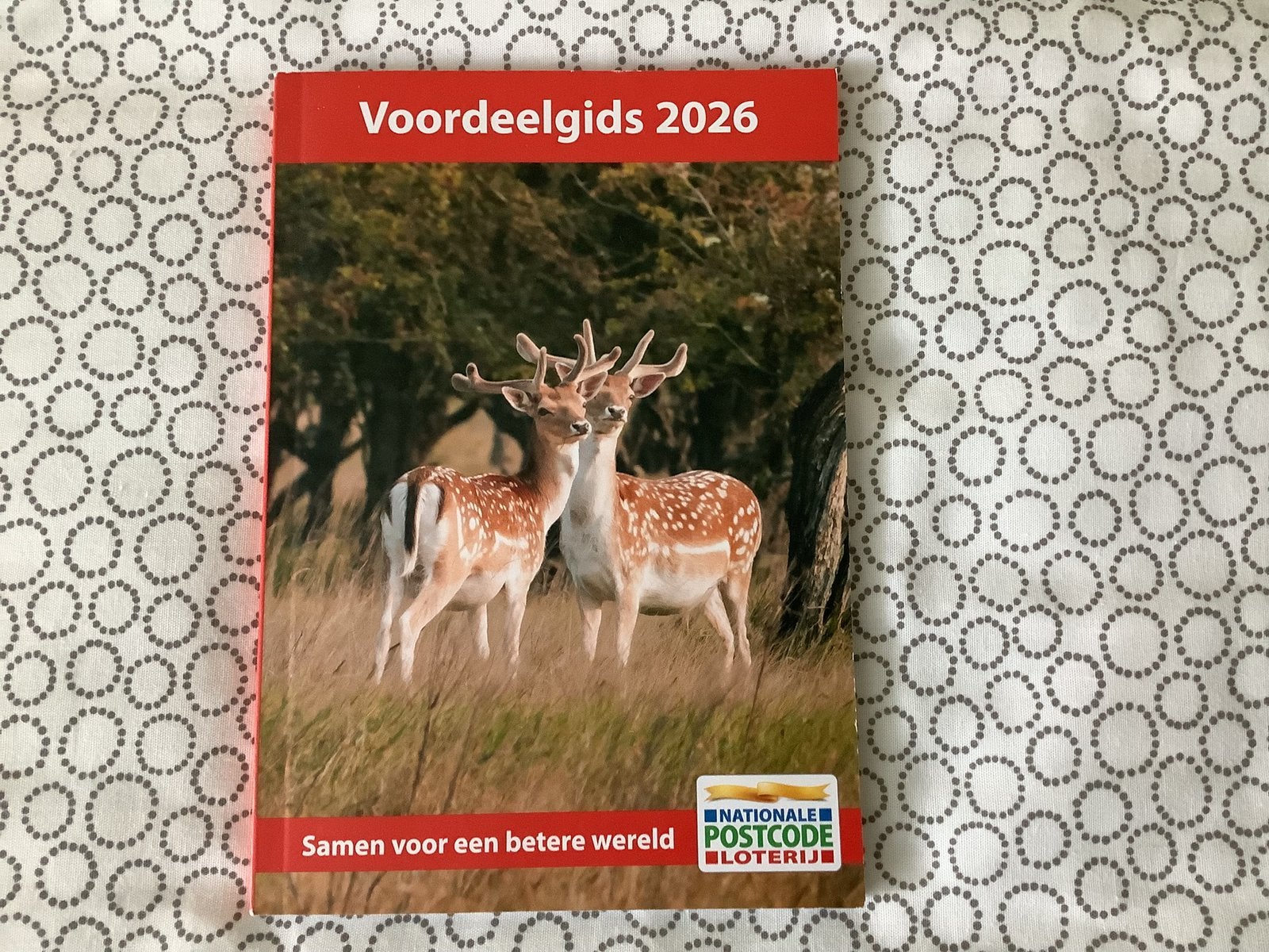 Postcode loterij voordeelgidsen en natuur boeken., Ophalen
