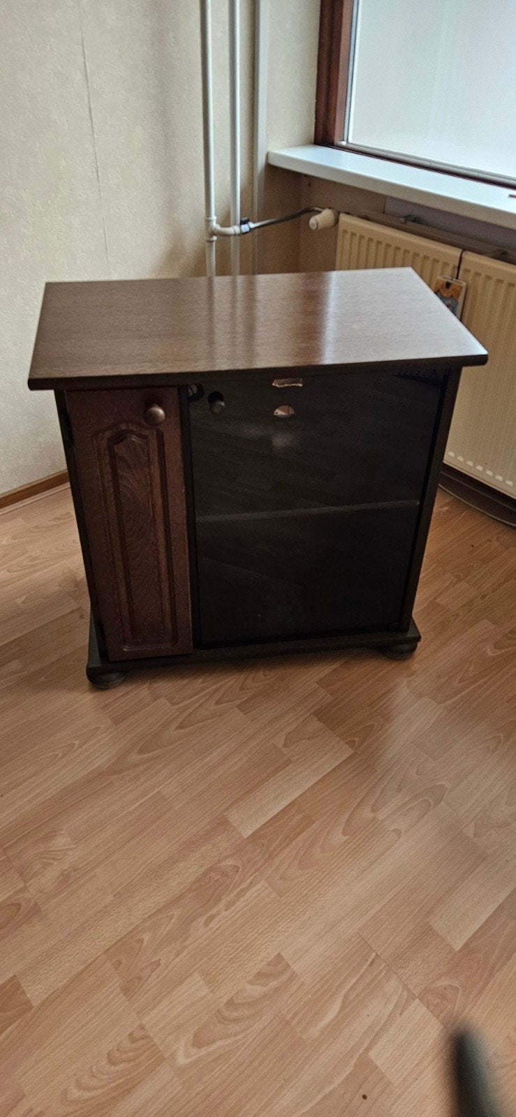 Compacte houten stereo kast met glazen en dichte deur, Ophalen