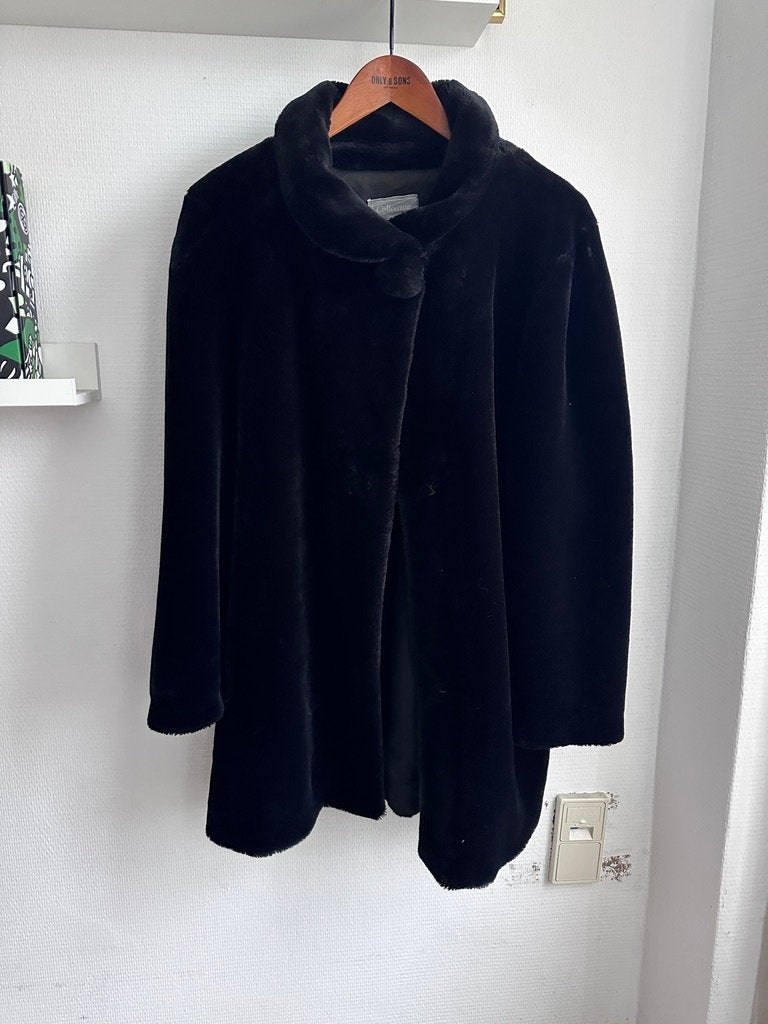 Vintage Fake Fur Hollywood Style Zwarte Jas Maat 36, Kleding | Dames, Jassen | Winter, Verzenden, Zwart, Zo goed als nieuw, Vintage