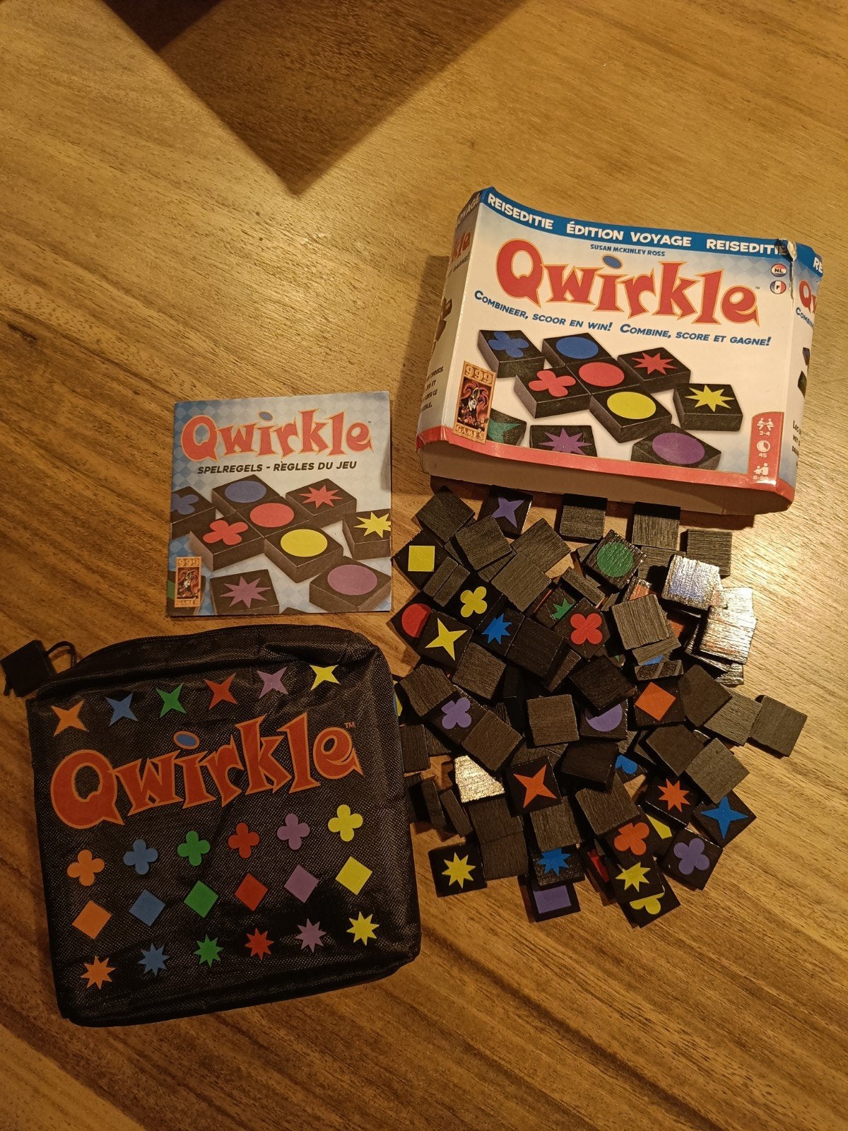 Qwirkle Reisspel - Compact en Compleet, MindWare, Ophalen of Verzenden, Zo goed als nieuw, Een of twee spelers